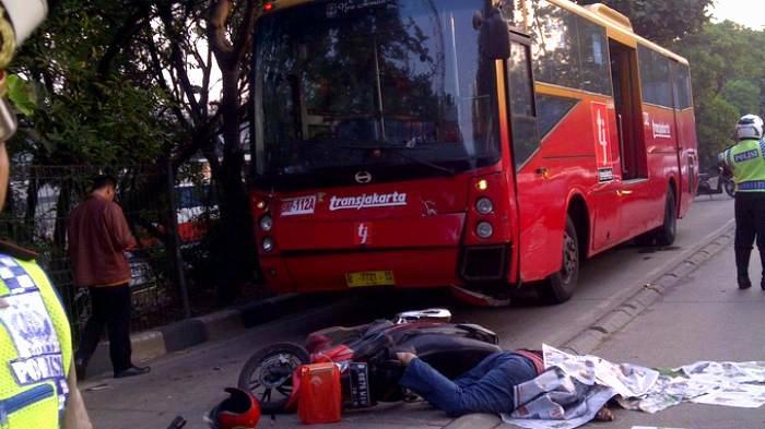Pengendara Motor yang Ditabrak Transjakarta Lupa Nyalakan Lampu Sein