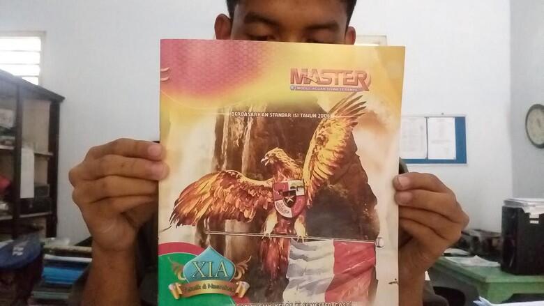 Siswa SMK di Mojokerto Persoalkan Garuda Menari dan Bocah Telanjang di Sampul Buku