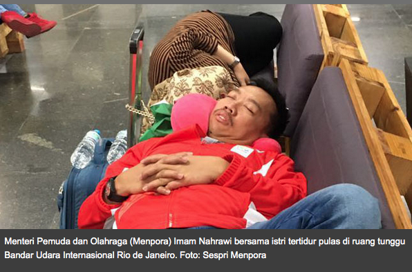 Tak Jaim-jaiman, Menpora dan Istri Tidur di Ruang Tunggu Bandara