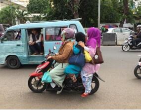 Gak Ada yang Bisa Ngalahin 5 Tipe Ibu-Ibu Berikut Ini Deh Gan!