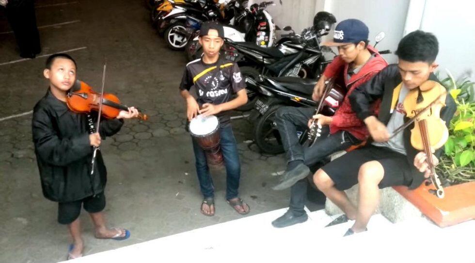 Lewat lagu instrumental, pengamen Bandung pikat netizen