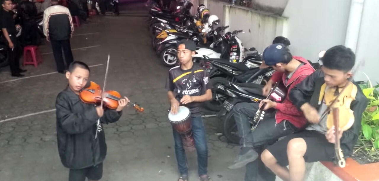 Aksi Keren Pengamen Bandung Gan ! 