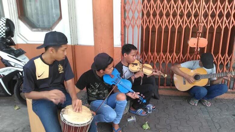 Aksi Keren Pengamen Bandung Gan ! 