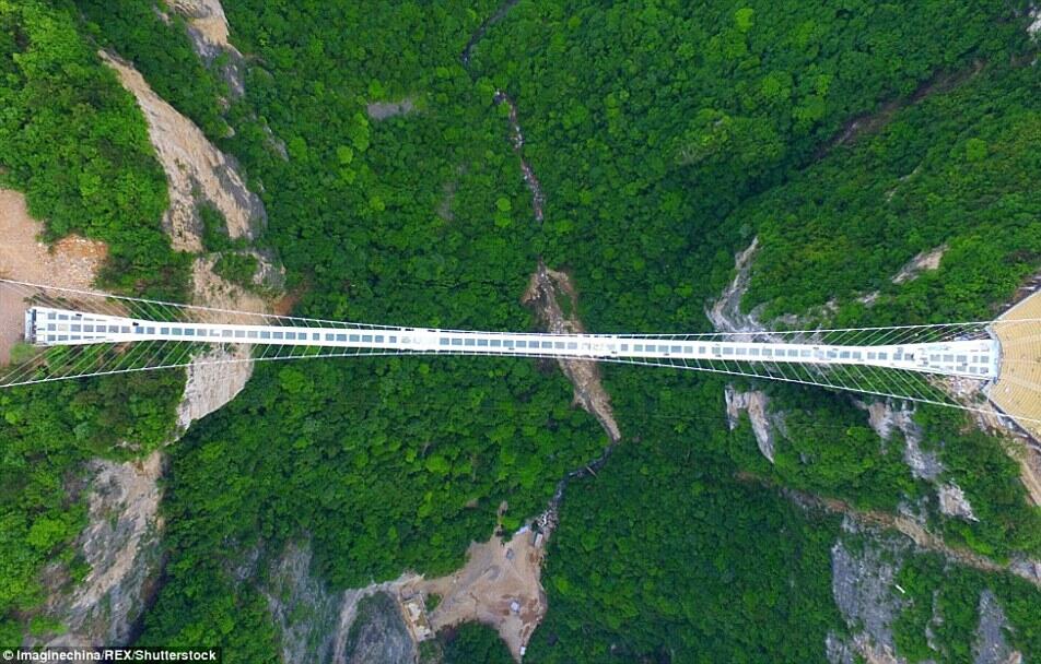 Setelah Jembatan Kaca, Kini Jalur Kaca di Pinggir Jurang. Berani?