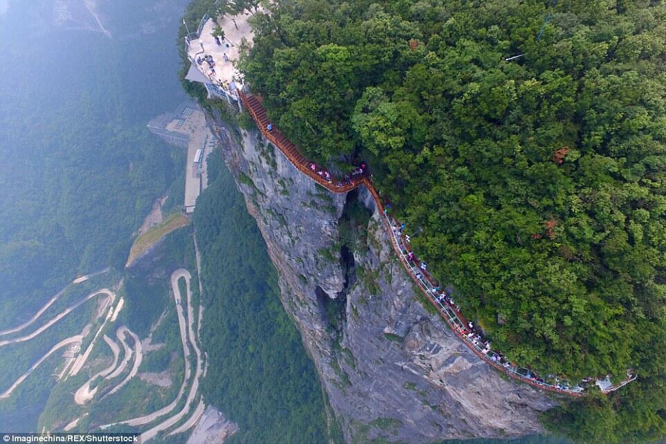 Setelah Jembatan Kaca, Kini Jalur Kaca di Pinggir Jurang. Berani?