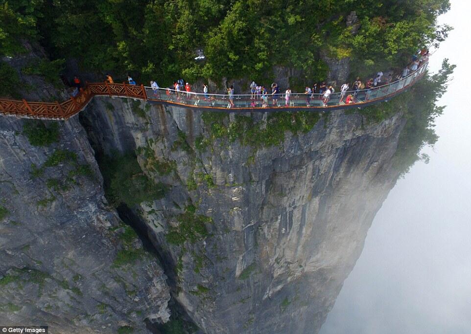 Setelah Jembatan Kaca, Kini Jalur Kaca di Pinggir Jurang. Berani?