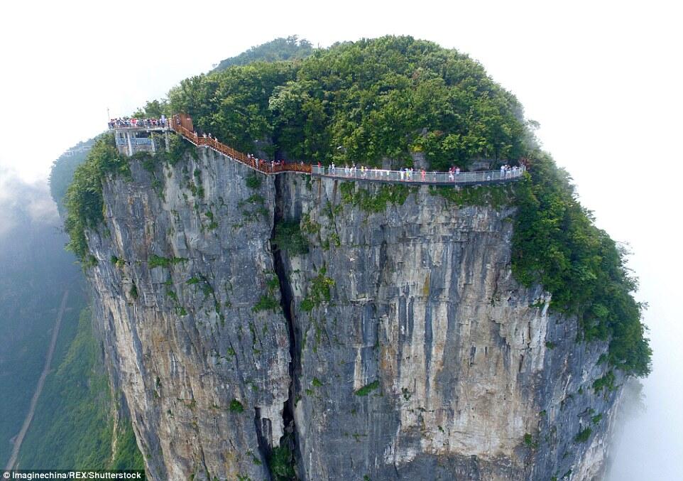 Setelah Jembatan Kaca, Kini Jalur Kaca di Pinggir Jurang. Berani?