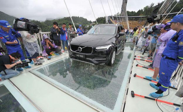 Setelah Jembatan Kaca, Kini Jalur Kaca di Pinggir Jurang. Berani?