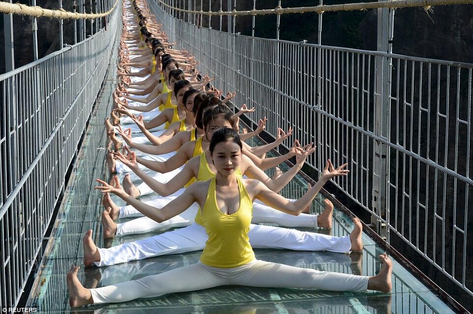 Setelah Jembatan Kaca, Kini Jalur Kaca di Pinggir Jurang. Berani?