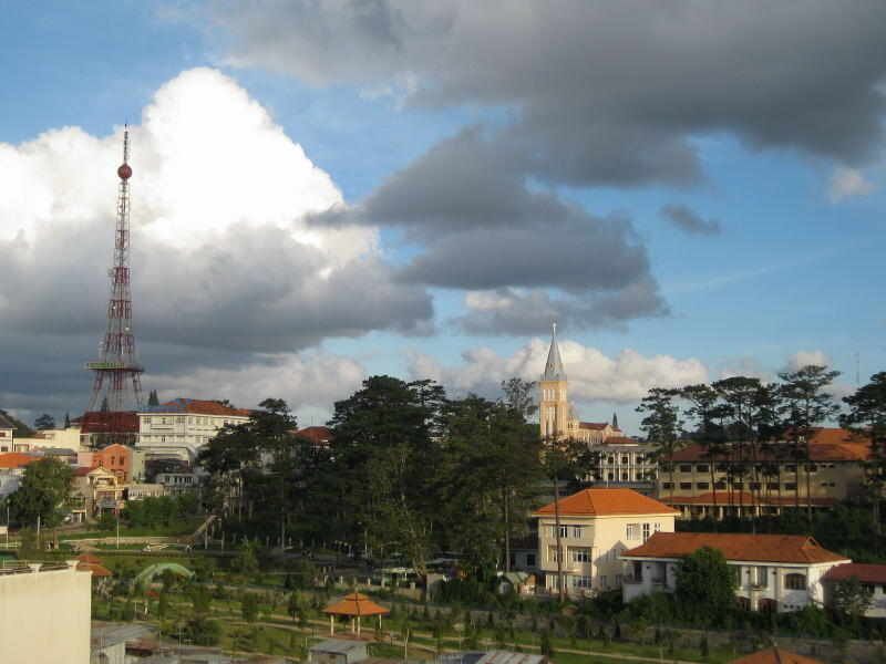 Ada Menara Eiffel di Kota Dalat Vietnam, Nggak Percaya?