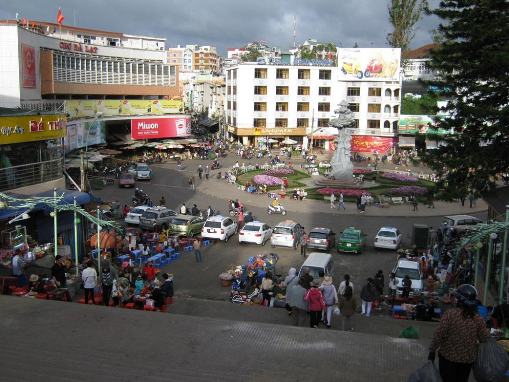 Ada Menara Eiffel di Kota Dalat Vietnam, Nggak Percaya?