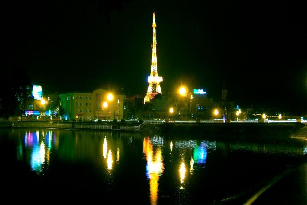 Ada Menara Eiffel di Kota Dalat Vietnam, Nggak Percaya?