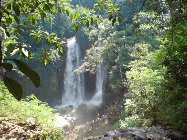 Tempat wisata yang berada disumedang ?
