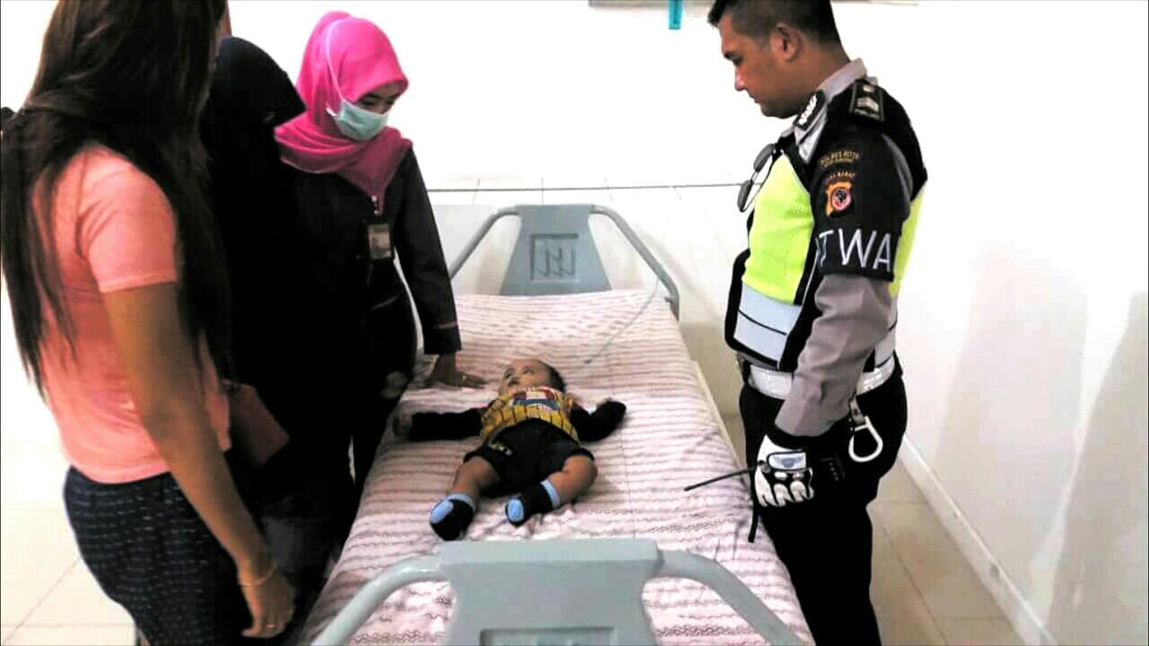 Sempat Terjebak Macet Demo Ormas, Balita dan Ortunya Diantar Mobil Patwal ke RS