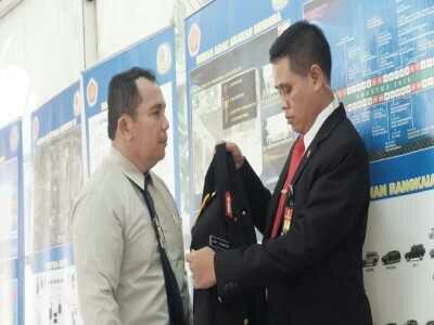 Pria Berseragam Polisi Dicokok saat Jokowi Turun dari Panggung Istana