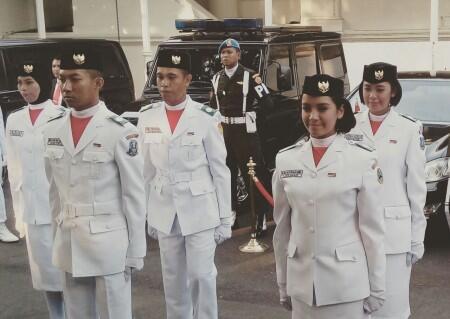 Gloria Menjadi Penjaga Gordon di Upacara Penurunan Bendera