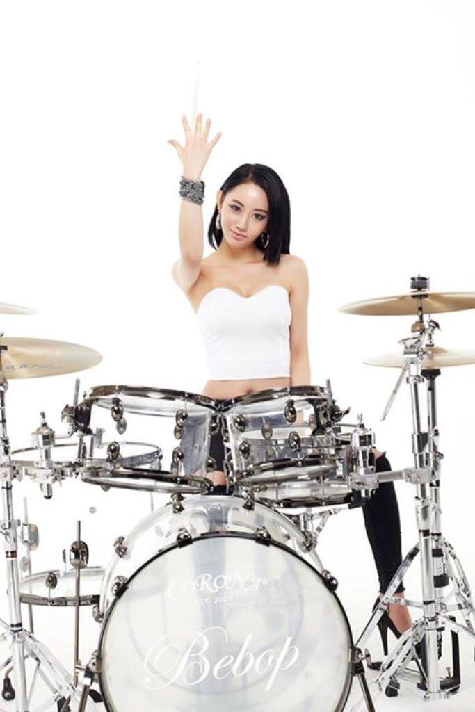 5 Drummer Wanita yang Cantiknya Nggak Ketulungan