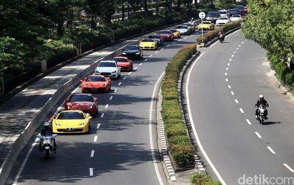 Rayakan Agustusan, Mobil Mewah Konvoi di Jakarta