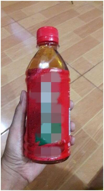 Suka Minum Teh Kemasan? Hati-hati Gan, Anak Ini Kencingnya Bercampur Darah!