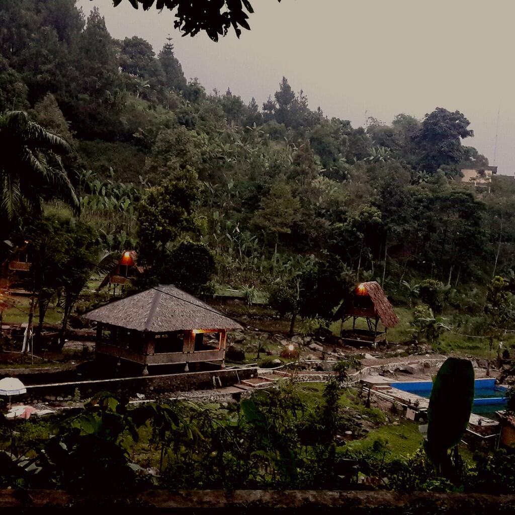 Penginapan Keluarga Rumah Saung Top Markotop..Kerennn Abiss Gan!!