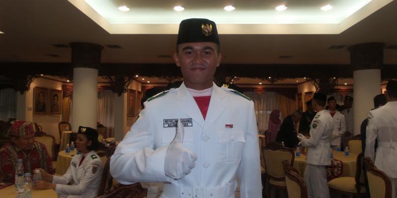 Anak Buruh Bangunan Ini Ikut Naikan dan Turunkan Merah Putih di Istana
