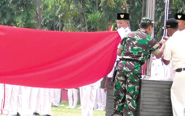 Sempat Gagal Menaikkan Bendera, Pasukan Paskibra Menangis