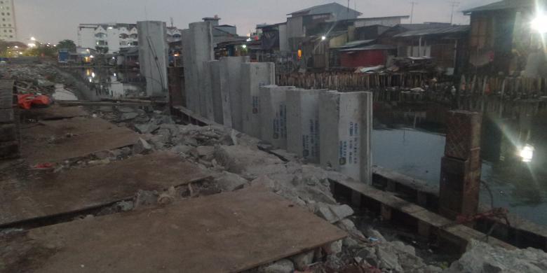 Tanggul di Luar Batang yang Retak Sempat Membuat Permukiman Warga Terendam Banjir