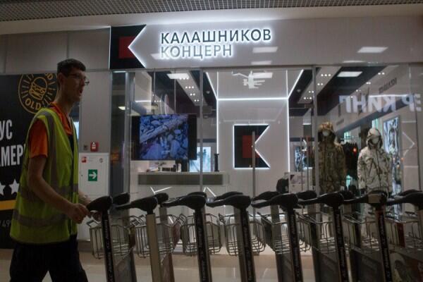 Pembuat AK-47 buka toko di bandara Moskow
