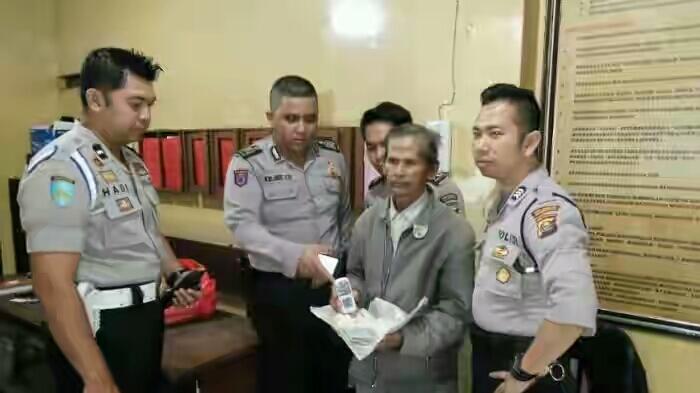 Jamil Bawa Nasi Bungkus Berlauk Ponsel