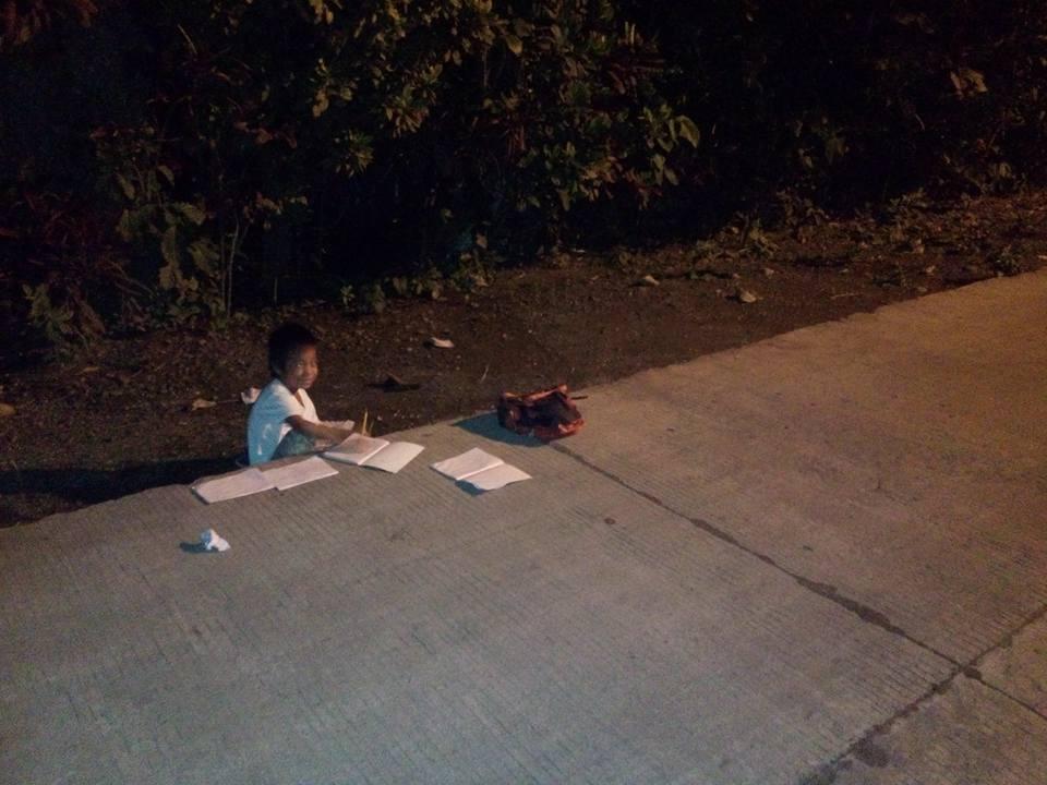 Terharu, tak ada Listrik di rumah anak ini belajar di bawah lampu jalan