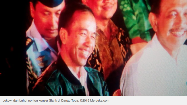 Nonton konser Slank di Danau Toba, Jokowi ikut nyanyi Terlalu Manis