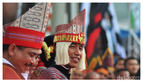 Sukacita Puluhan Ribu Orang Sambut Jokowi di Karnaval Danau Toba
