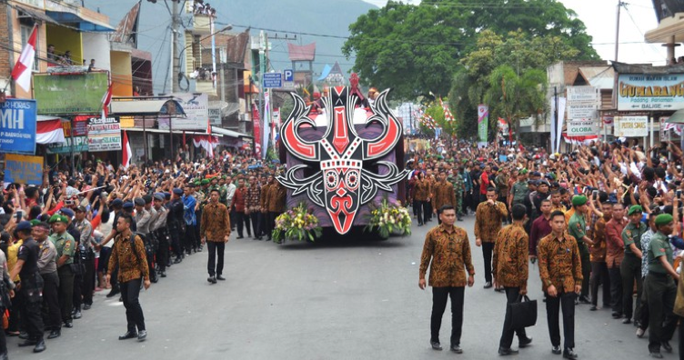 Sukacita Puluhan Ribu Orang Sambut Jokowi di Karnaval Danau Toba