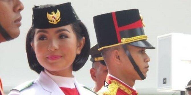 Deretan Wanita Cantik Pembawa Bendera Pusaka