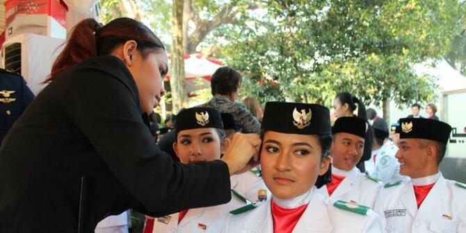 Deretan Wanita Cantik Pembawa Bendera Pusaka