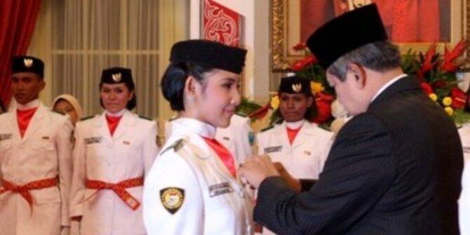 Deretan Wanita Cantik Pembawa Bendera Pusaka