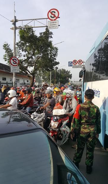Anggota TNI ini Kerja Keras Coba Atur Pemotor Lawan Arus di Pasar Minggu