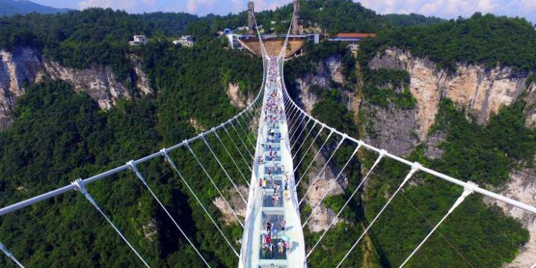 China Resmi Operasikan Jembatan Kaca Terpanjang dan Tertinggi di Dunia