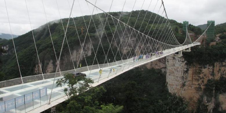 China Resmi Operasikan Jembatan Kaca Terpanjang dan Tertinggi di Dunia