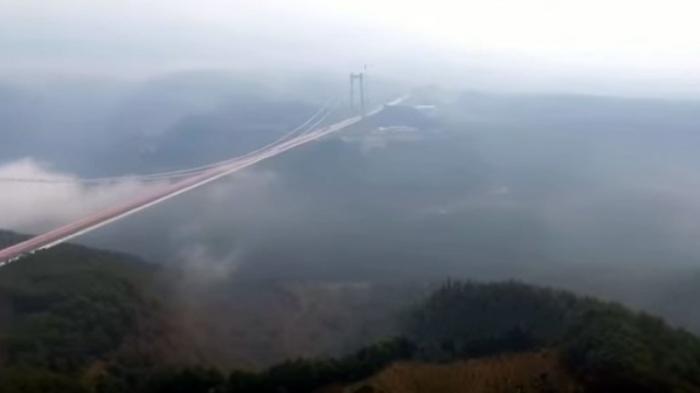 China Resmi Operasikan Jembatan Kaca Terpanjang dan Tertinggi di Dunia