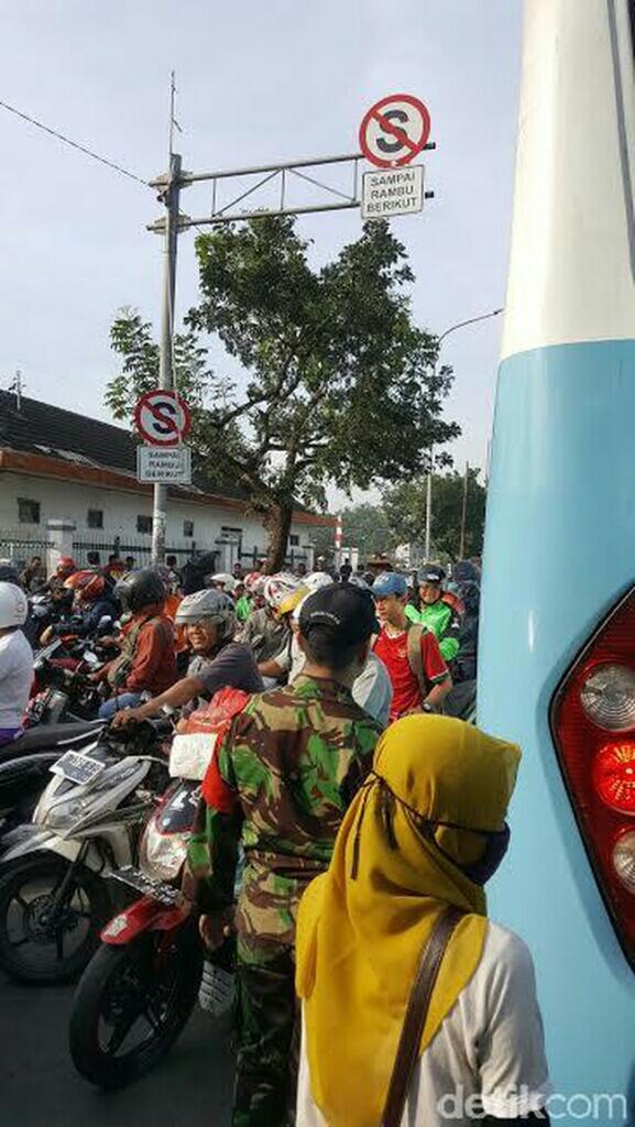 Anggota TNI ini Kerja Keras Coba Atur Pemotor Lawan Arus di Pasar Minggu