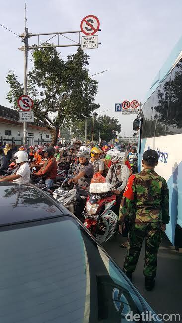 Anggota TNI ini Kerja Keras Coba Atur Pemotor Lawan Arus di Pasar Minggu