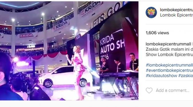 HEBOH!! Video Zaskia Ghotik Bokongnya Dicium Penonton Di Mall Lombok.