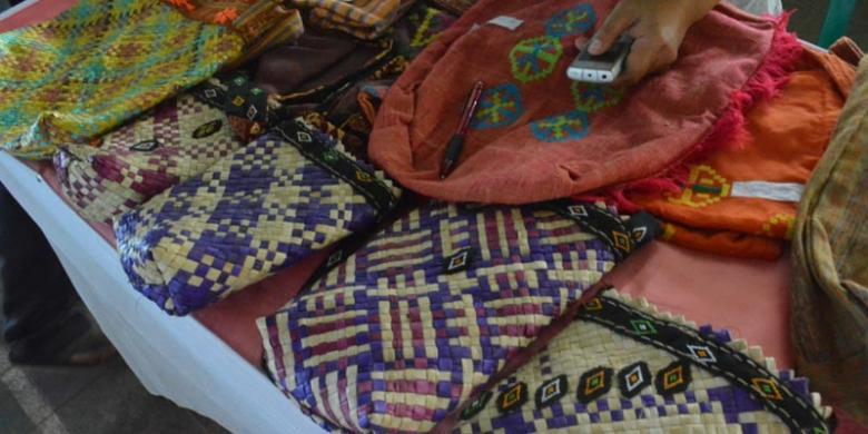 Semangat Perempuan Flores Menenun Songke