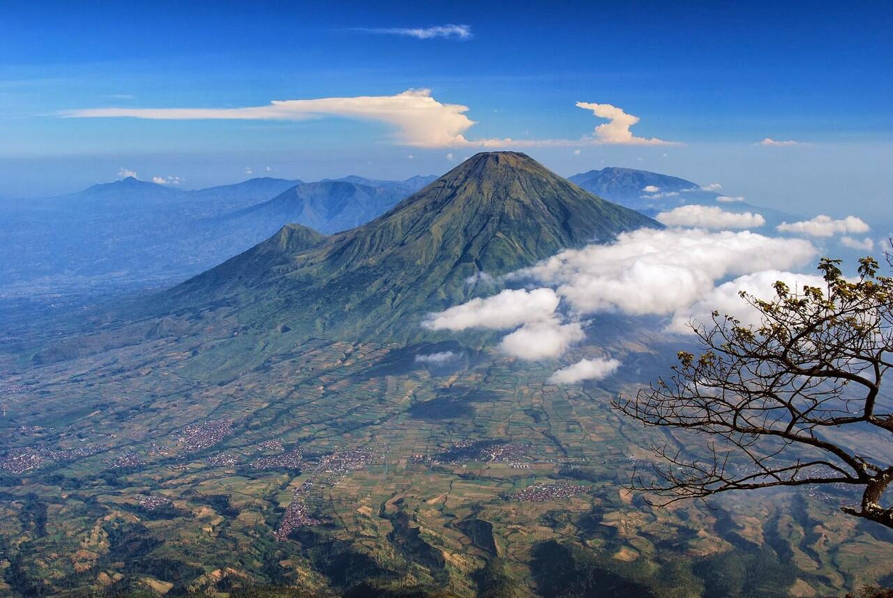 PENDAKIAN GUNUNG SINDORO VIA TAMBI