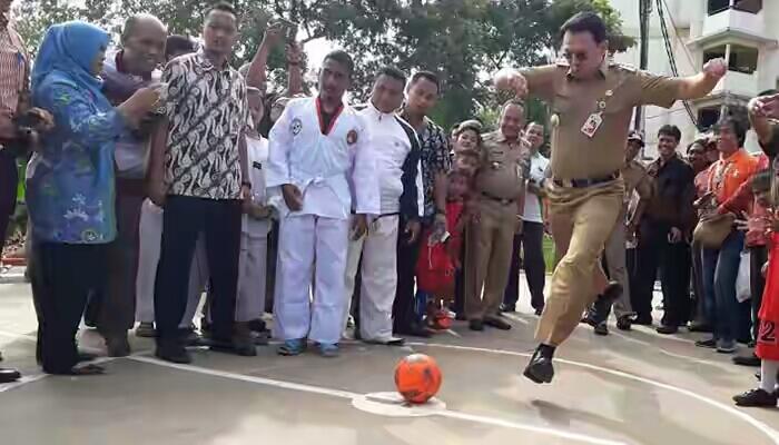 Ahok Bikin Bangga Anak SDN CBS 03 Pagi Setelah Main Bola