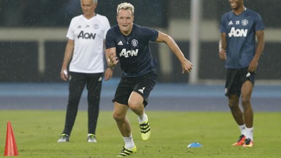 Stoke City Akui Tertarik Dengan Phil Jones