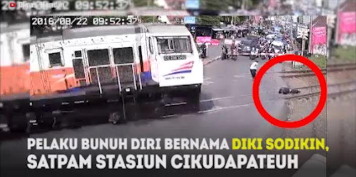 Ngeri! Video Detik-Detik Aksi Bunuh Diri di Rel Kereta Api Bandung