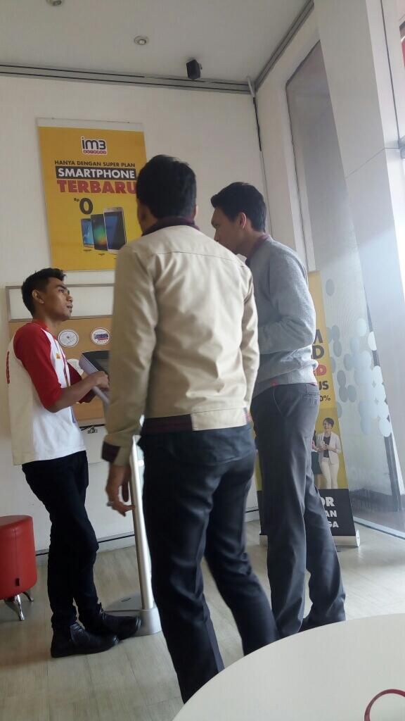 INDOSAT MENGADAT ( LAGI MAIN TENIS )