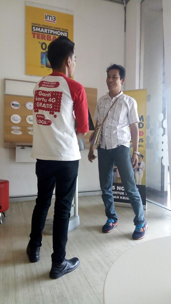 INDOSAT MENGADAT ( LAGI MAIN TENIS )
